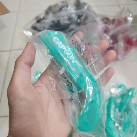 ที่เปิดฝาขวด รูปทรงปืน ลาย CAPGUN กดยิงฝาออกได้ แบบใส สีเขียวอ่อน