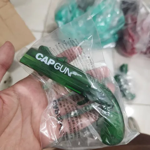 ที่เปิดฝาขวด รูปทรงปืน ลาย CAPGUN กดยิงฝาออกได้ แบบใส สีเขียวเข้ม